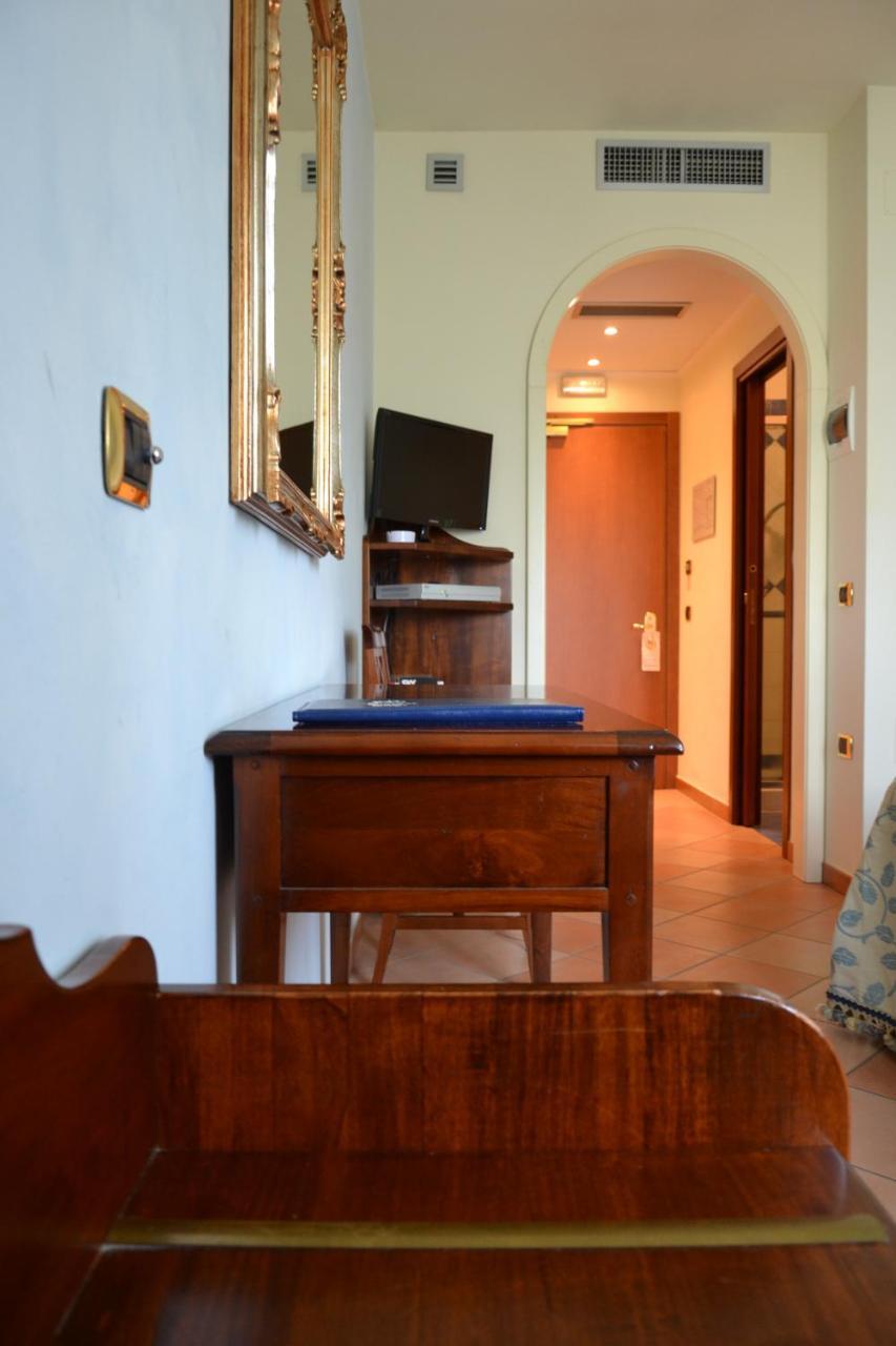Villa Luigi Hotel & Restaurant Nuova Gestione Villa Rosa Di Martinsicuro Dış mekan fotoğraf